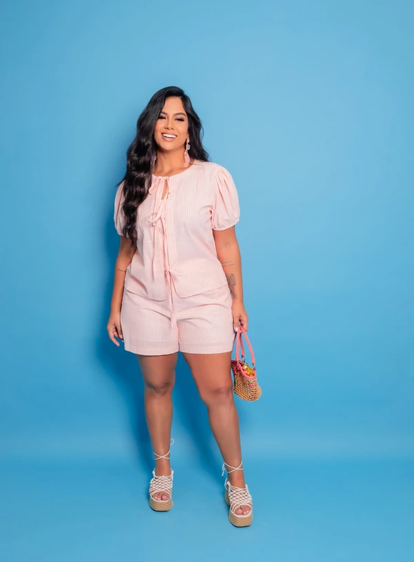 Conjunto Listrado Plus Size de Blusa com Laços e Shorts