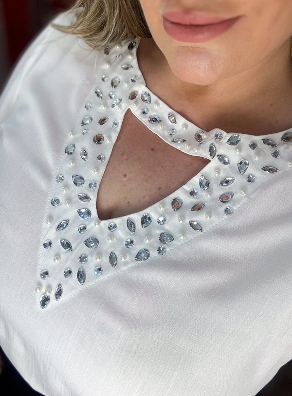 Blusa Branca Plus Size com Bordados no Decote