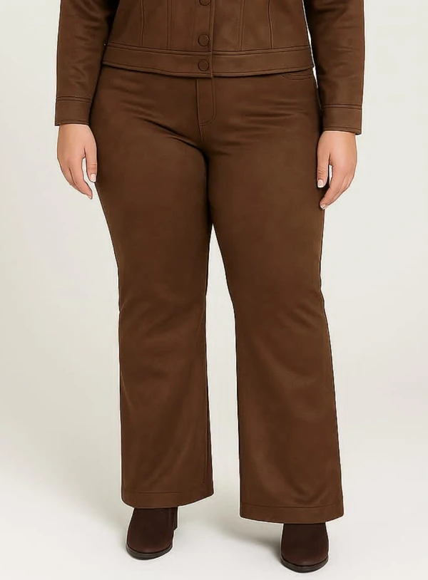 Calça Flare Plus Size em Suede