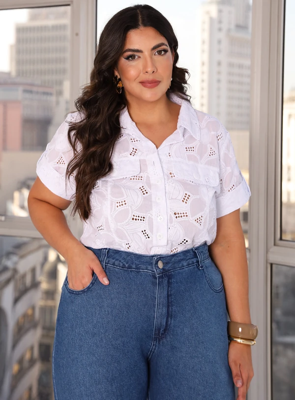 Camisa Plus Size Manga Curta em Renda