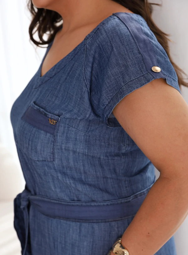 Vestido Jeans Estilo Camiseta Plus Size com Bolso e Cinto