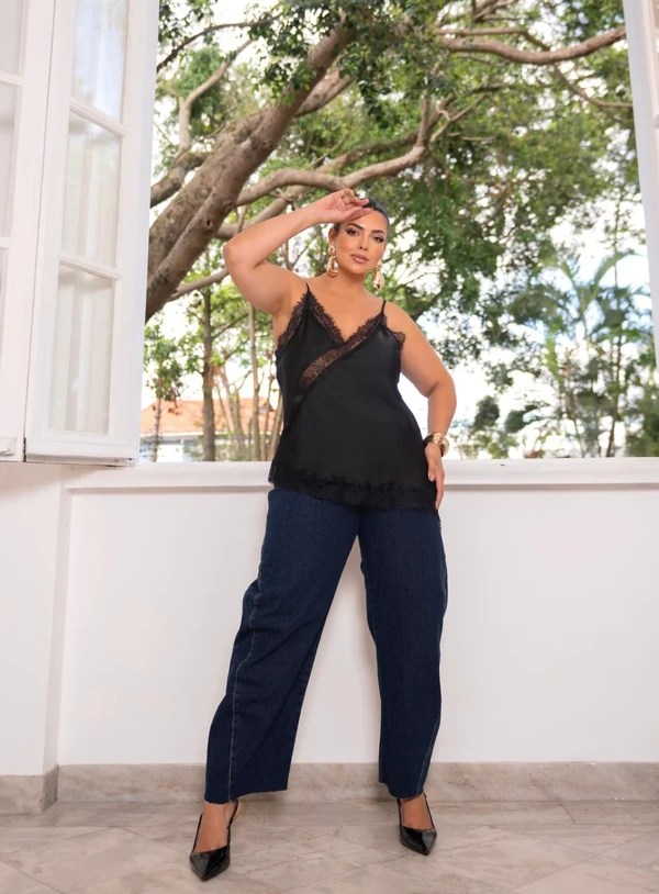 Regata Evasê Plus Size Cetim com Renda Barra Assimétrica – Preto e Branco