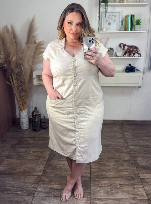 Vestido Camiseta Plus Size com Botões e Bolsos Frontais em Viscolinho