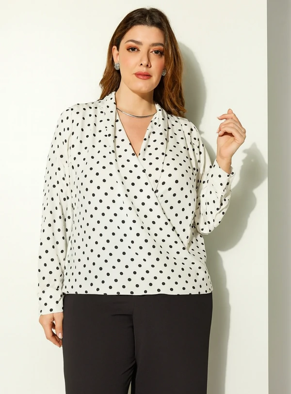 Blusa Transpassada de Poá Plus Size