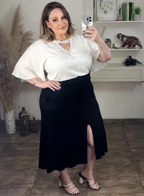 Blusa Branca Plus Size com Bordados no Decote