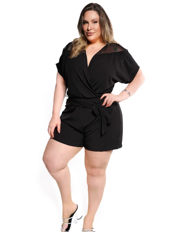 Macaquinho curto plus size transpassado com faixa em crepe viscose