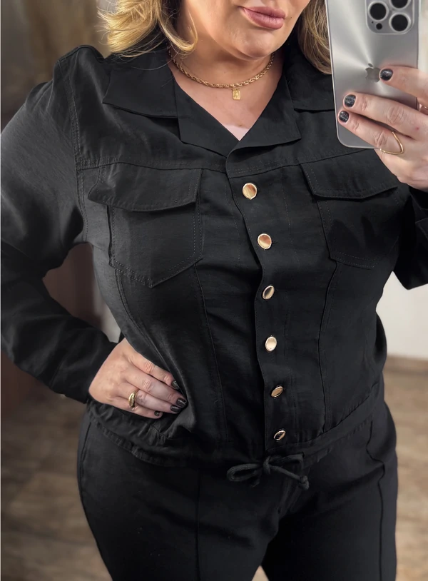 Conjunto Plus Size Jaqueta Leny e Flare Vincada em Sarja Branco ou Preto