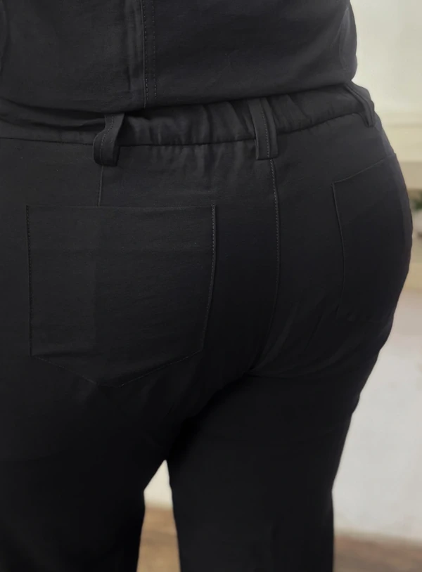 Conjunto Plus Size Jaqueta Leny e Flare Vincada em Sarja Branco ou Preto