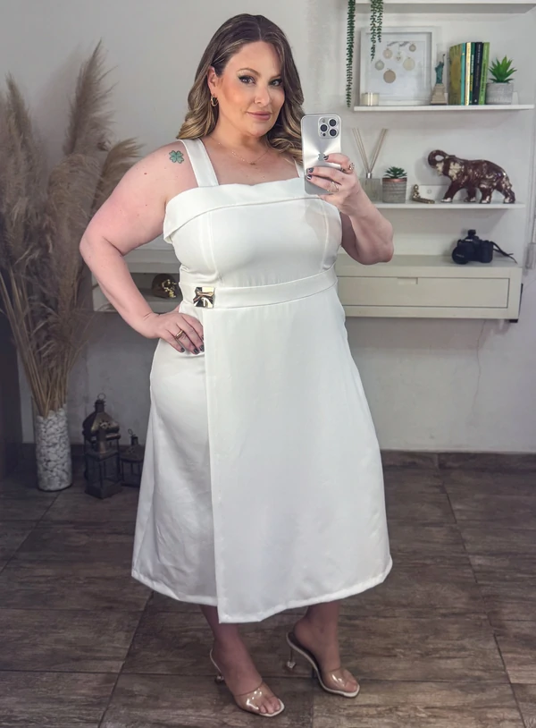Vestido Branco Midi Plus Size com Detalhe Dourado e Elástico nas Costas