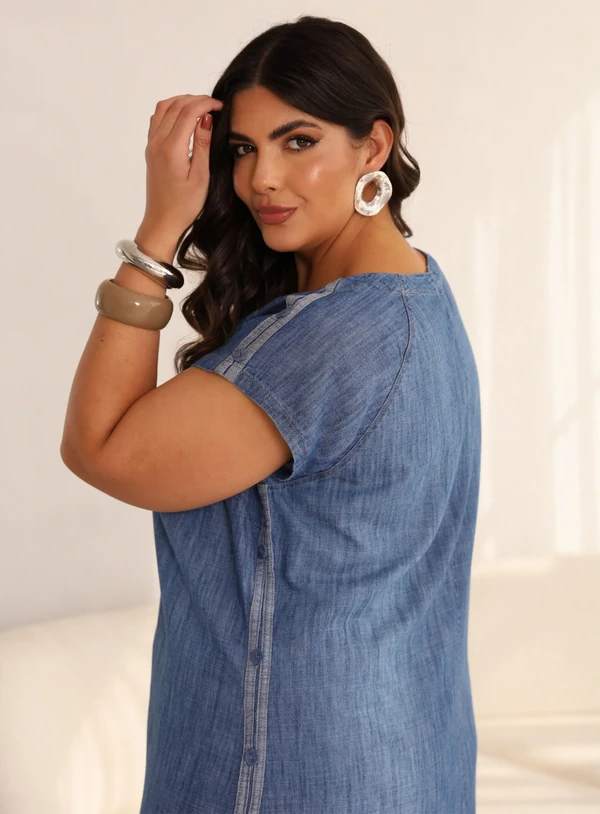 Vestido Camiseta Jeans Plus Size Decote V com Aplicações na Lateral