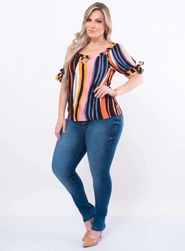 Blusa Plus Size Recorte no Decote