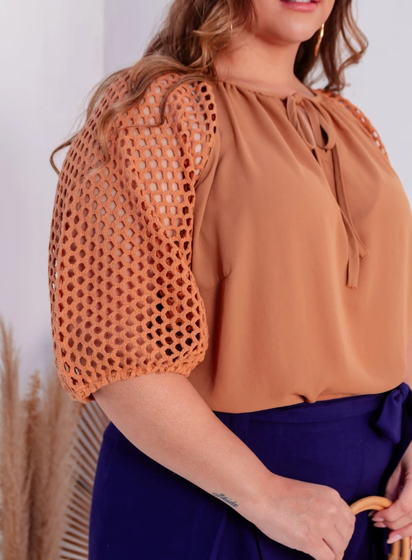 Blusa Lisa Plus Size em Crepe de Seda e Manga Crochê