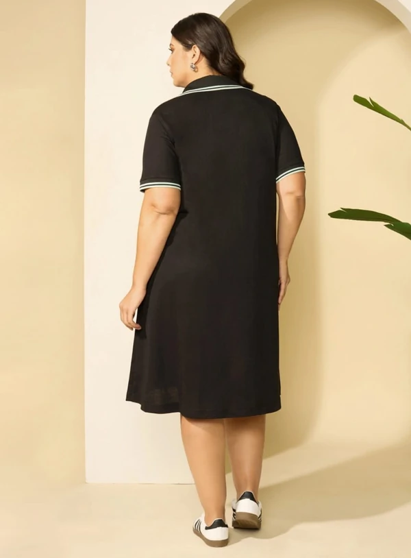 Vestido em Viscose Plus Size com Gola Polo e Bolso
