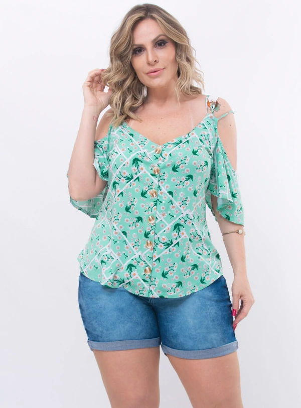 Blusa Plus Size Detalhe em Renda Floral