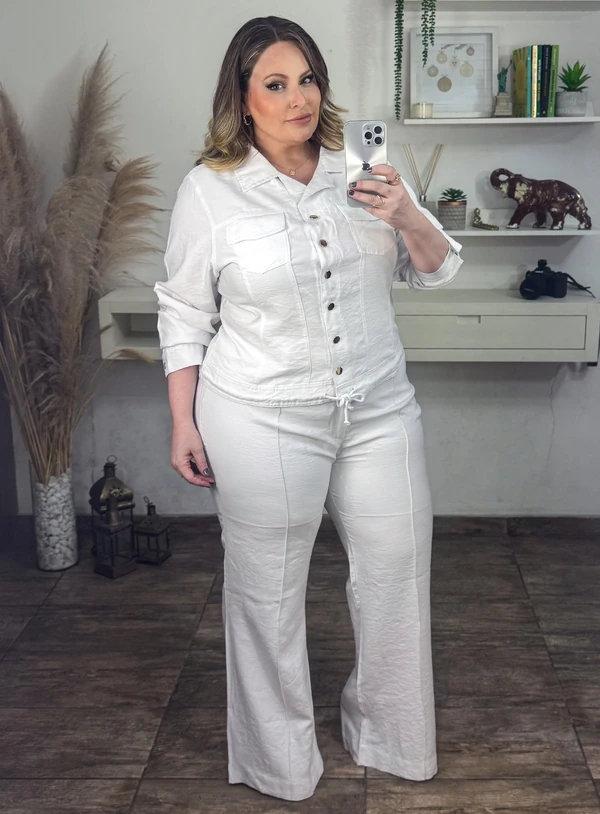 Conjunto Plus Size Jaqueta Leny e Flare Vincada em Sarja Branco ou Preto