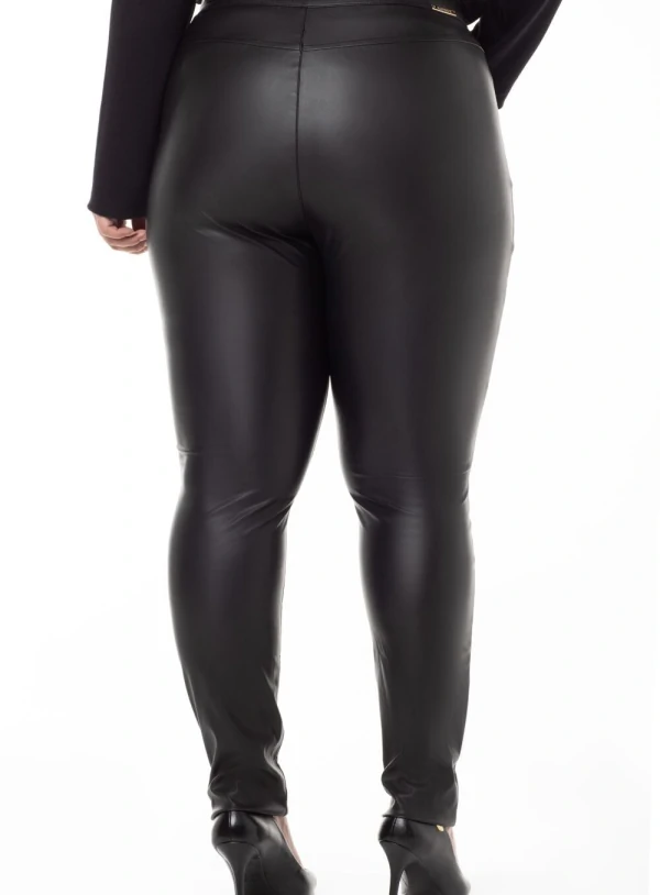 Calça Skinny Plus Size Vincada em Couro Fake