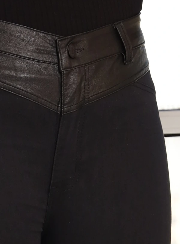 Calça Preta Jeans Plus Size com Recortes de Couro Sintético