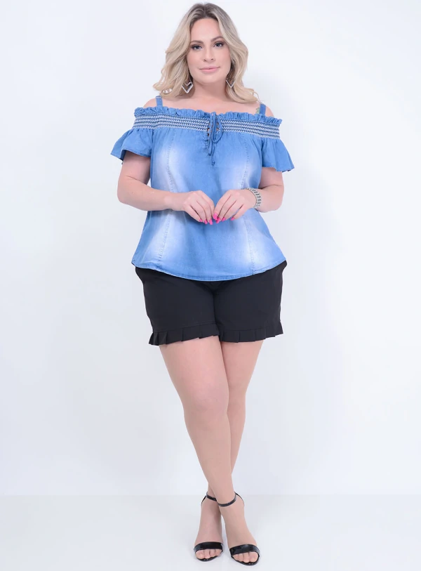Blusa em Jeans Ciganinha Ombro a Ombro com Detalhe em Lastex e Amarração no Decote