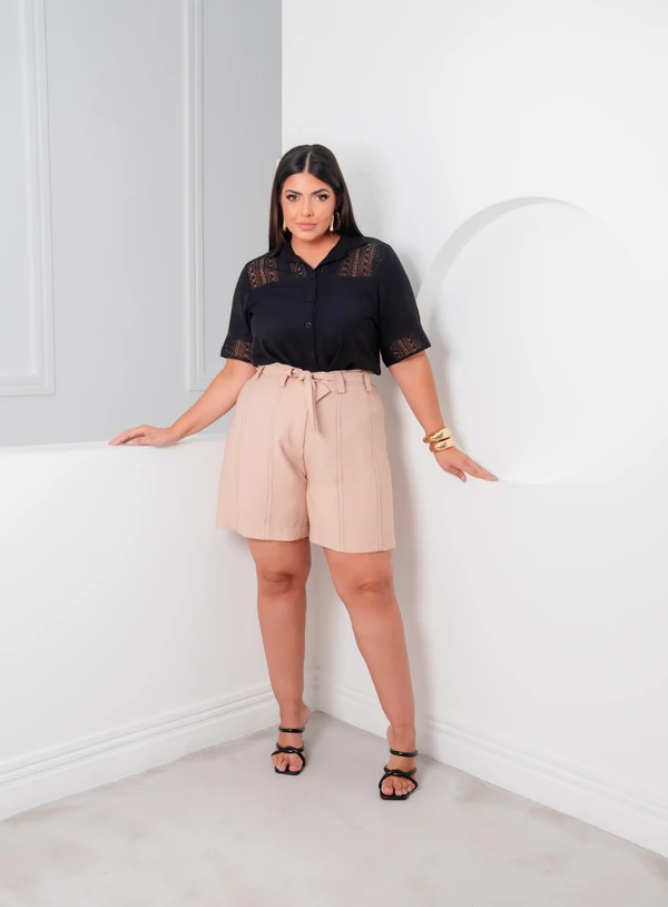 Bermuda Lisa Plus Size com detalha de Presponto e Faixa
