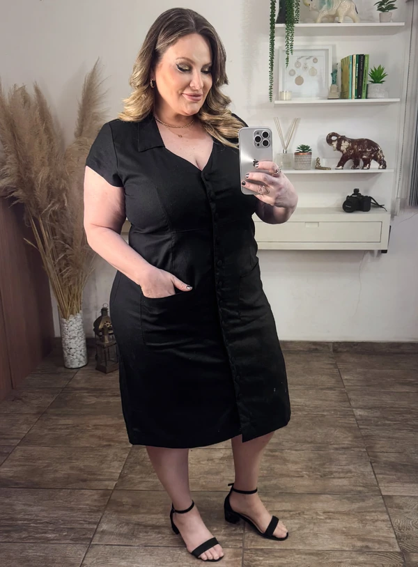 Vestido Camiseta Plus Size com Botões e Bolsos Frontais em Viscolinho