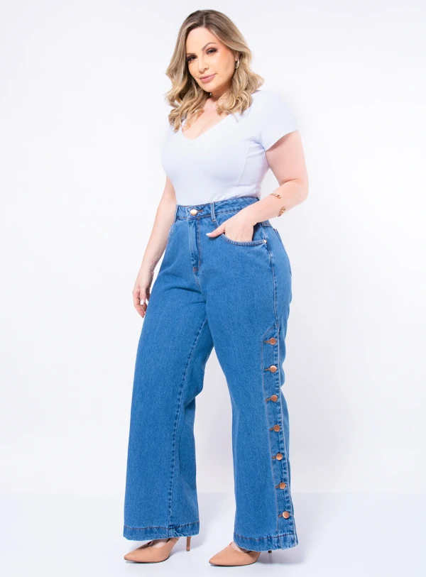 Calça Jeans Plus Size Wide Leg Botões Laterais