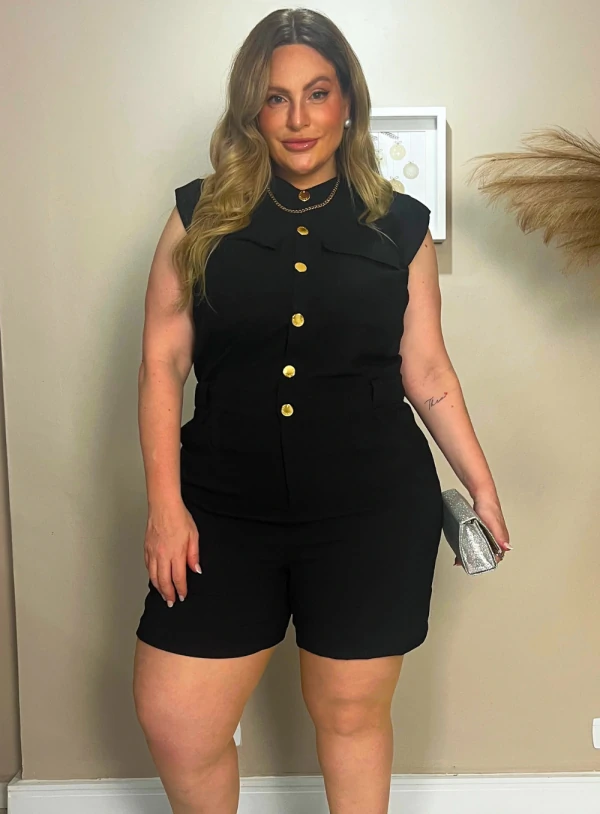 Macaquinho Curto Plus Size com Faixa em Crepe