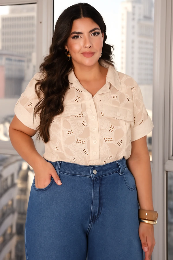 Camisa Plus Size Manga Curta em Renda