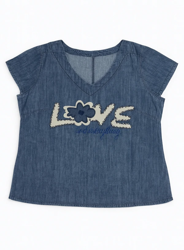 Blusa Plus Size Love Manga Curta com Aplicações