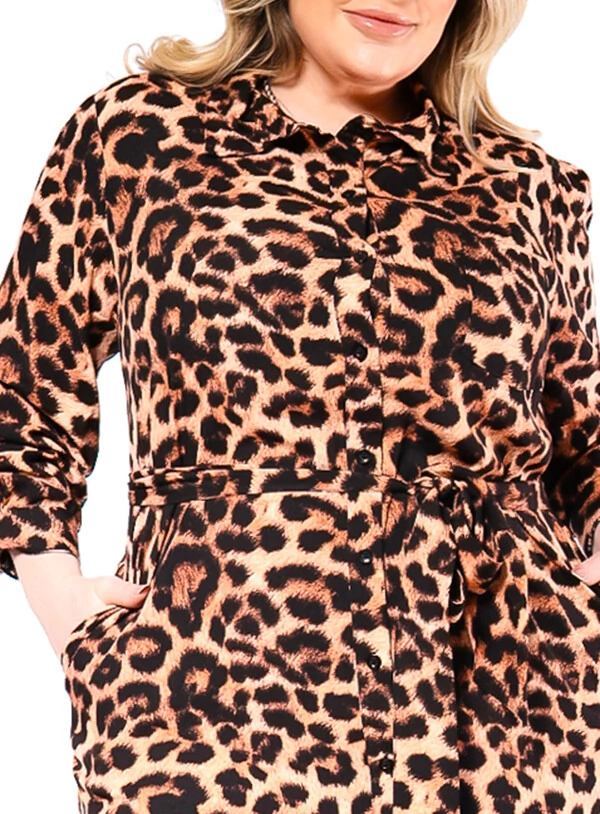 Chemise Plus Size Animal Print em Viscose com Bolso e Faixa