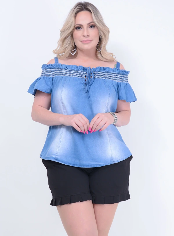 Blusa em Jeans Ciganinha Ombro a Ombro com Detalhe em Lastex e Amarração no Decote