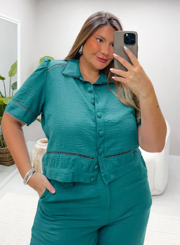 Camisa Plus Size Detalhes Renda Guipir Bolinhas em Crepe