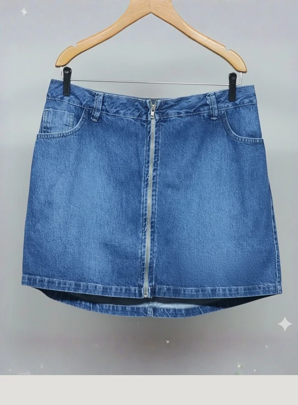 Short Saia Jeans Plus Size Zíper Frontal com Elástico nas Costas