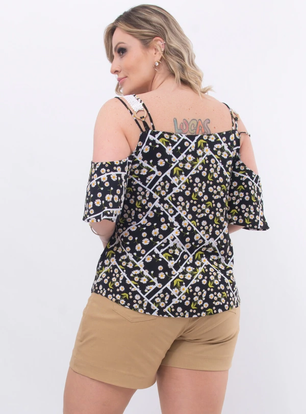 Blusa Plus Size Detalhe em Renda Floral