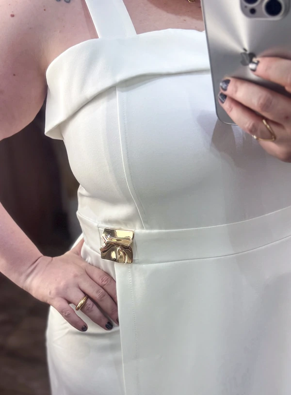 Vestido Branco Midi Plus Size com Detalhe Dourado e Elástico nas Costas