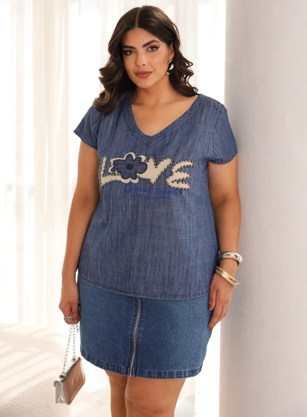 Blusa Plus Size Love Manga Curta com Aplicações