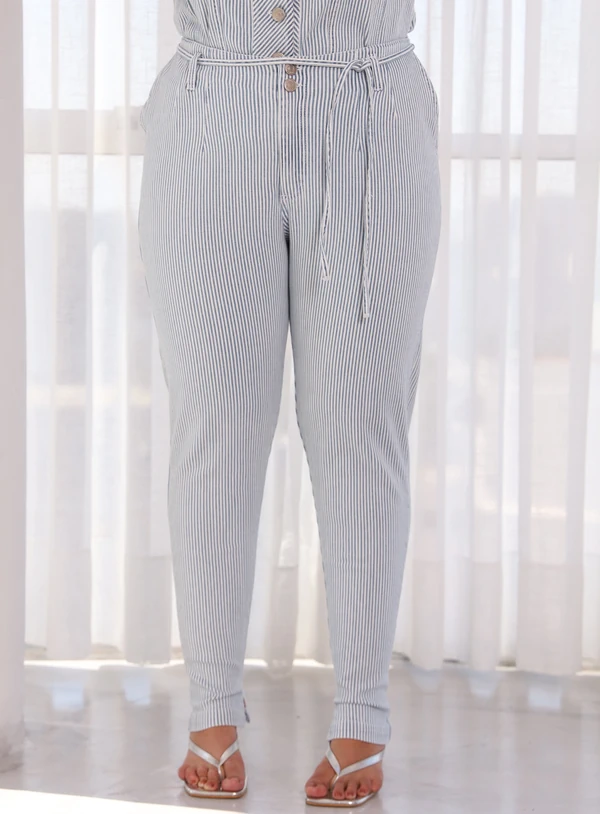 Calça Cenoura Plus Size com Bolsos Faca, Cinto e Cós com Elástico