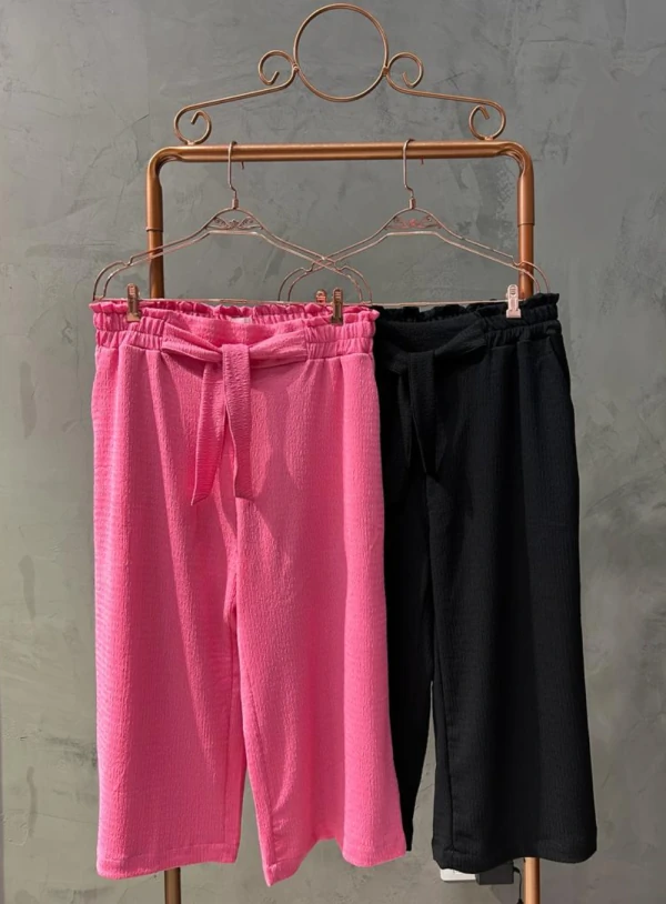 Calça Plus Size Pantacourt com Amarração em Malha Crepe 