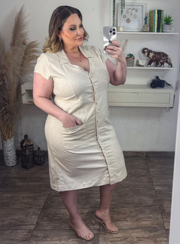 Vestido Camiseta Plus Size com Botões e Bolsos Frontais em Viscolinho
