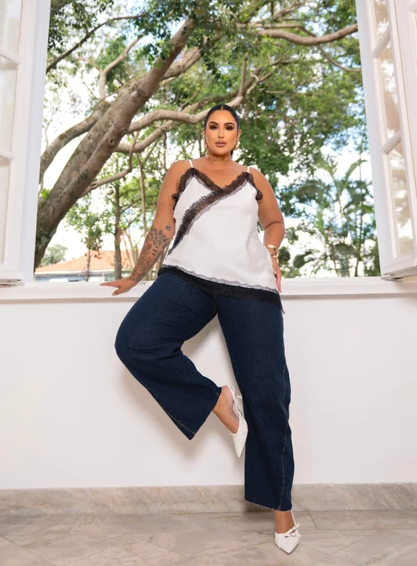 Regata Evasê Plus Size Cetim com Renda Barra Assimétrica – Preto e Branco