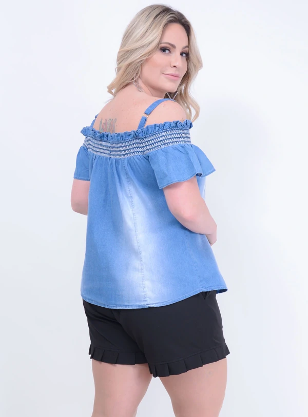 Blusa em Jeans Ciganinha Ombro a Ombro com Detalhe em Lastex e Amarração no Decote