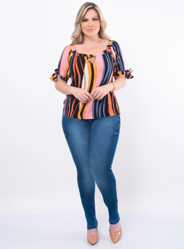 Blusa Plus Size Recorte no Decote