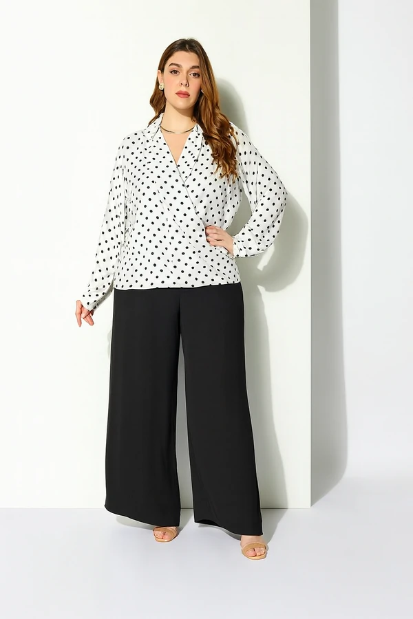 Blusa Transpassada de Poá Plus Size