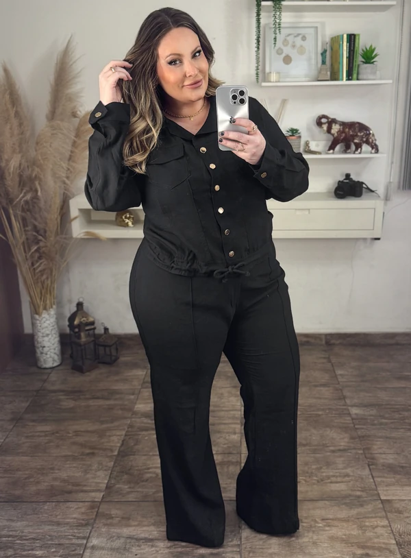 Conjunto Plus Size Jaqueta Leny e Flare Vincada em Sarja Branco ou Preto