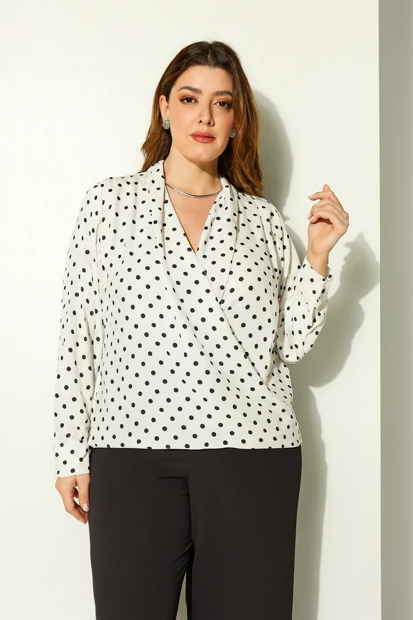Blusa Transpassada de Poá Plus Size