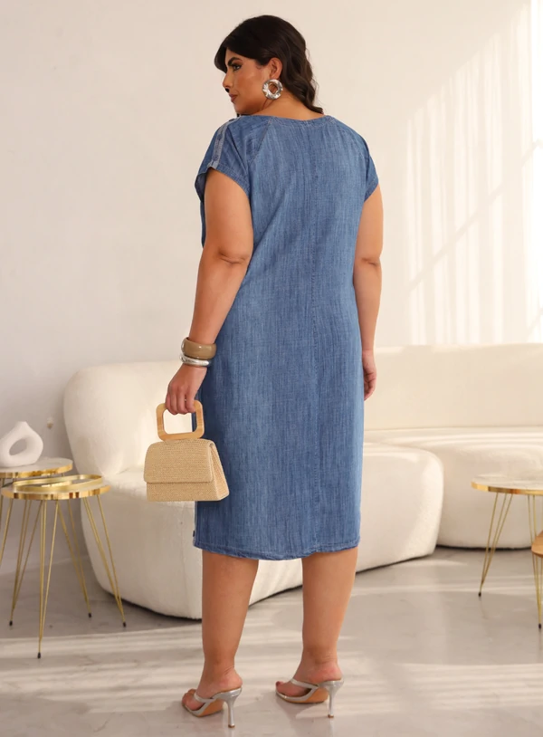 Vestido Camiseta Jeans Plus Size Decote V com Aplicações na Lateral