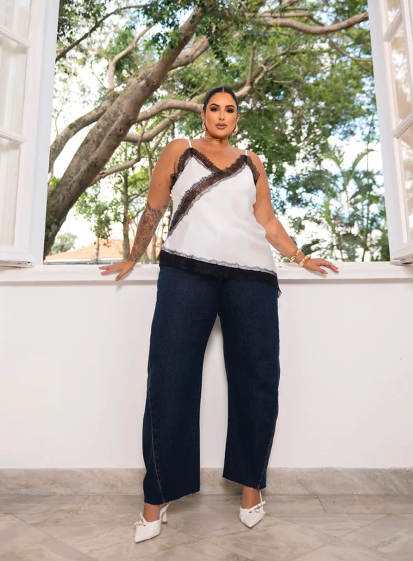 Regata Evasê Plus Size Cetim com Renda Barra Assimétrica – Preto e Branco