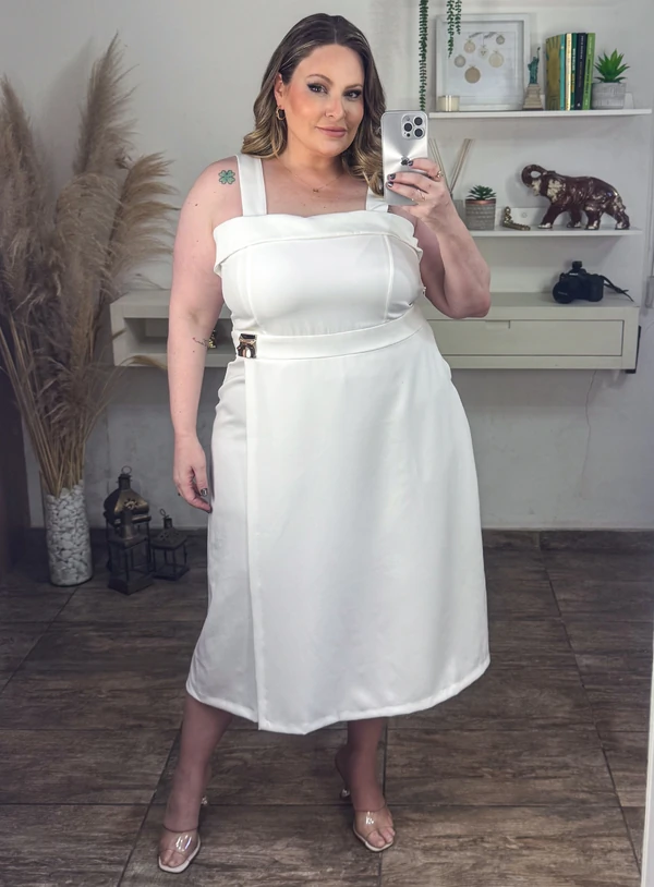 Vestido Branco Midi Plus Size com Detalhe Dourado e Elástico nas Costas