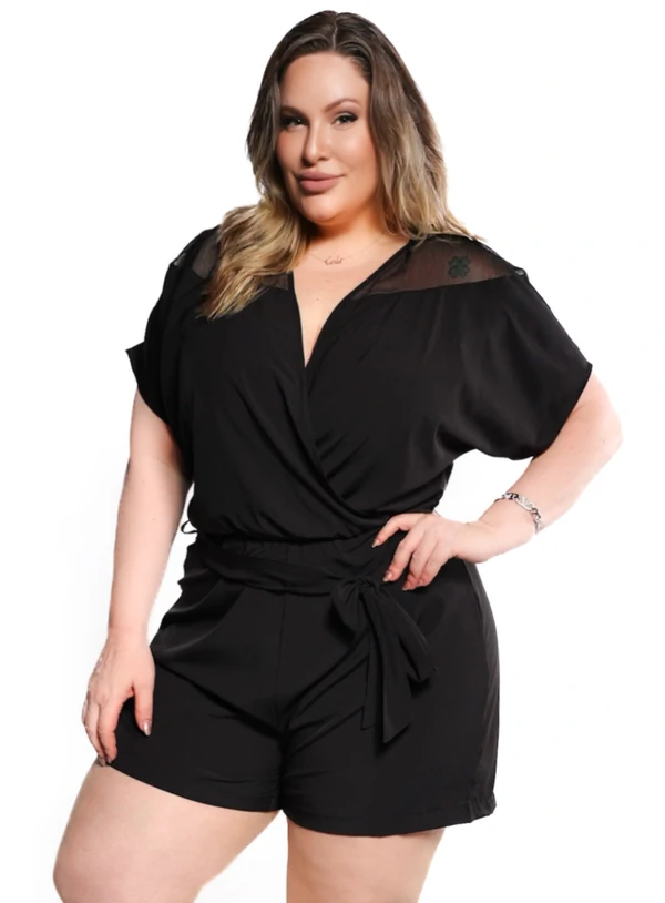 Macaquinho curto plus size transpassado com faixa em crepe viscose