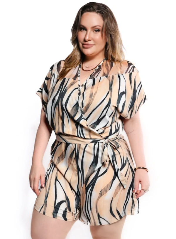 Macaquinho curto plus size transpassado com faixa em crepe viscose