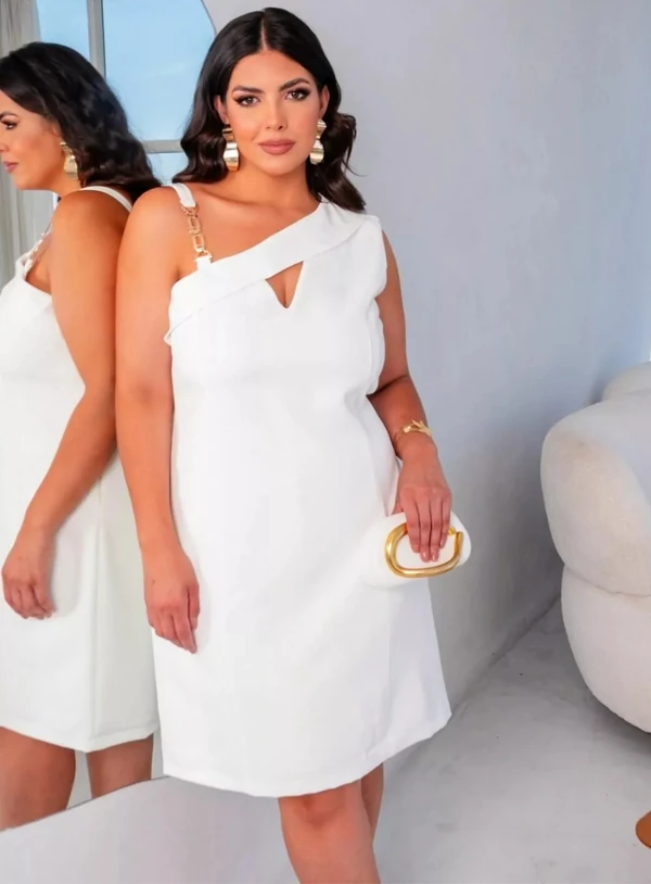 Vestido Branco Curto Plus Size um Ombro Só com Alça em Corrente Dourada